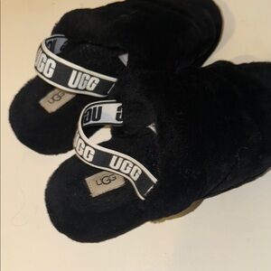 UGG WOMEN blk slip on’s